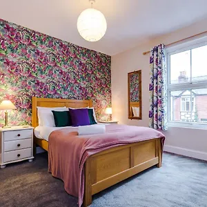 Cosy House With Garden & Parking, Sheffield